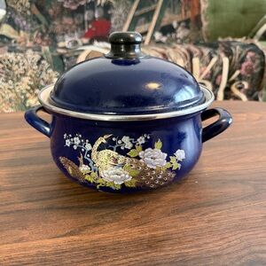 🌟 Vintage Blue Enamel Pot with Lid – Peacock & Floral Design – Retro Decor